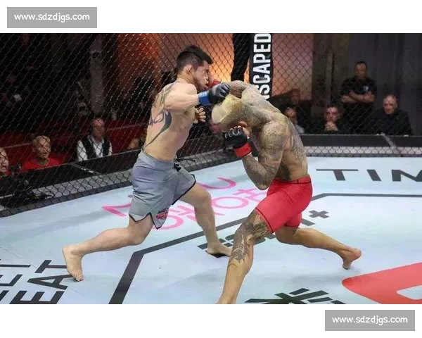 肘击定音!琼斯 UFC 巴黎赛 TKO 奥基延续连胜 肘击定音!琼斯 UFC 巴黎赛 TKO 奥基延续连胜