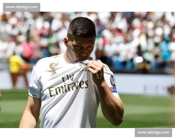 雅典 AEK 官宣约维奇加盟 签约至 2027 年 昔日皇马天才开启希腊征程