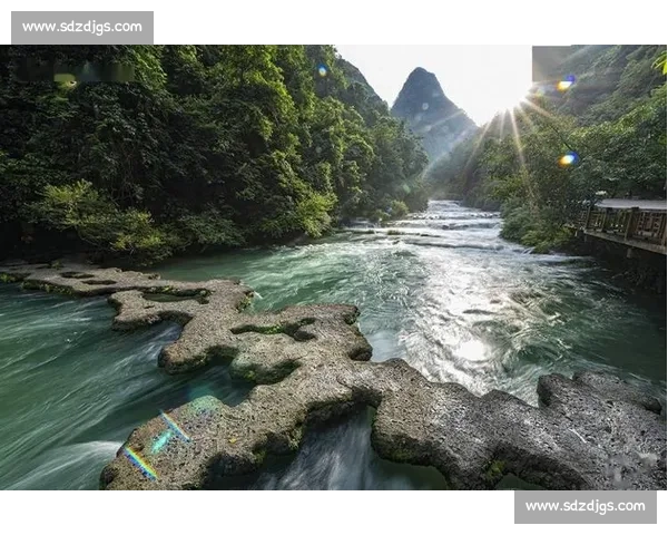 荔波小七孔大爷的 “不白来” 承诺：一桨摇出山水情